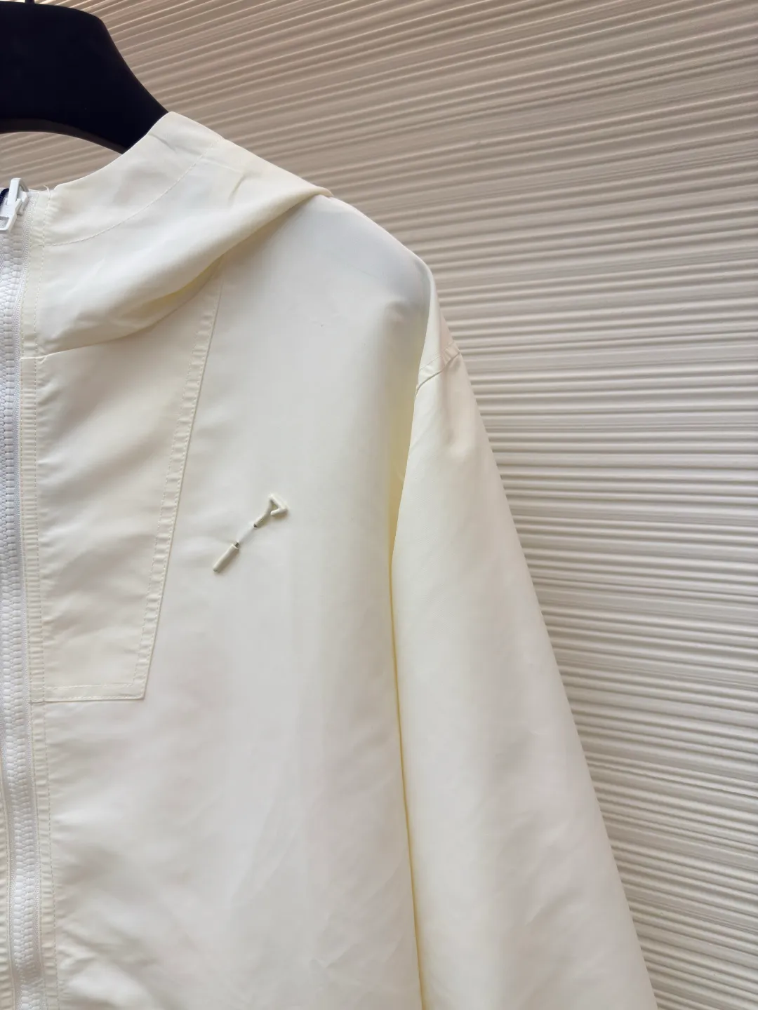 LOUIS VUITTON double-sided windproof pin jacket ●Authentic product: purchased and developed for 22700 ●Item number: 1680474-C55 ●Fabric: polyester fiber fabric ●Technology: jacquard ●Version: fitted version ●Weight: about 555 grams ●Size: 44-46-48-50 ●Description: The solid color fabric is made of nylon encrypted matt twill fabric, and the jacquard fabric on the other side is made of 50D nylon yarn-dyed jacquard fabric. The solid color front panel is laser-burned, hand-made of white copper, with a triangle pin with logo and glossy finish. The front panel pocket uses a hardware keychain to hang a folding clothing tag, and the jacquard letters on the front chest placket are made of single-piece flowing pure It is cut by hand to restore the flower, and all the pieces are numbered. The pockets are also cut with the restored flower number. The fabric is relatively light and silky, and it takes time to cut accurately. The front and center are equipped with a double-circulation puller 5# orbital zipper. The hem and the hood are worn with spiral elastic ropes with ring anti-slip buckles, square pig nose buckles with logo, and all holes are punched with hardware and logo on the cloth-colored cornrows.